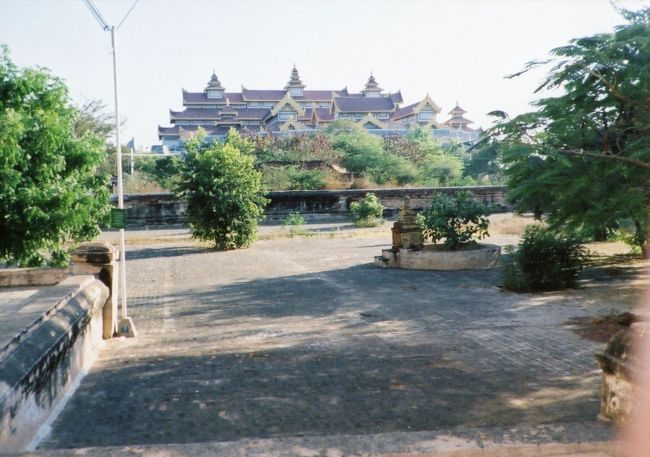 奥に見えるのはパガン考古学博物館。