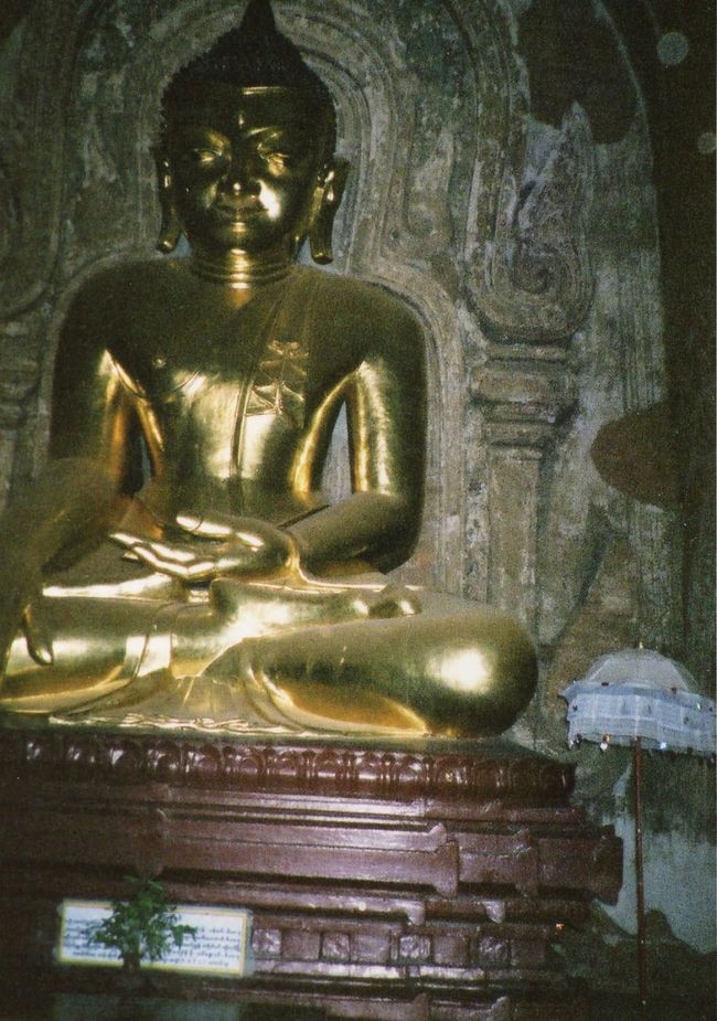 ティーロミィンロー寺院内の黄金仏像。