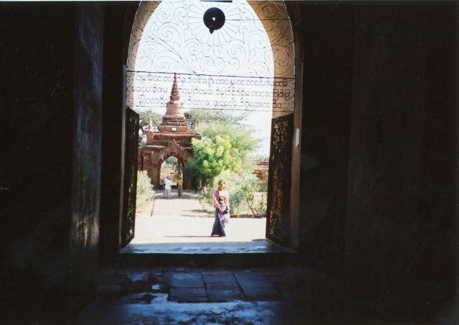 ティーロミンロー寺院の内部から見る地元の女性。