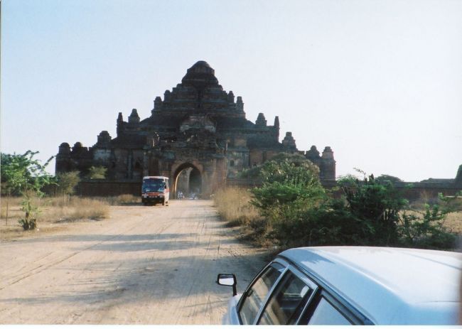 ダマヤンヂー寺院。パガンの他の寺院に比べて重厚感のある建物のよう。