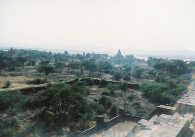 ミンガラー・ゼディーから見るパガンの大地③。遠くにはエーヤワディー川。