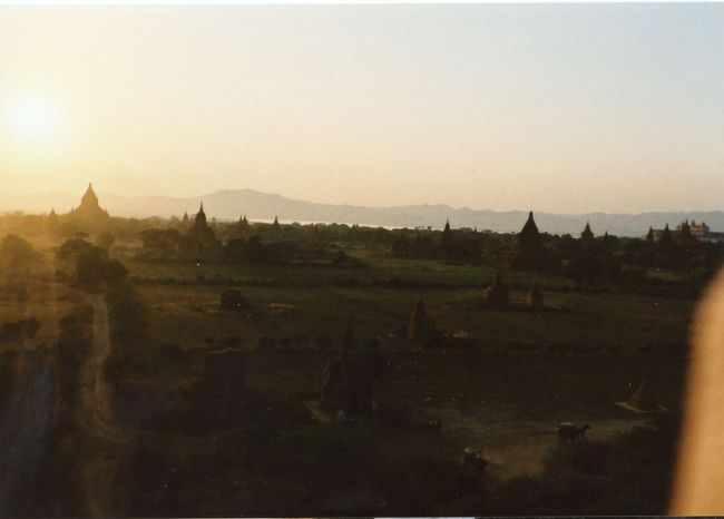 シュエサンドーパゴダから見るパガンの夕日①。