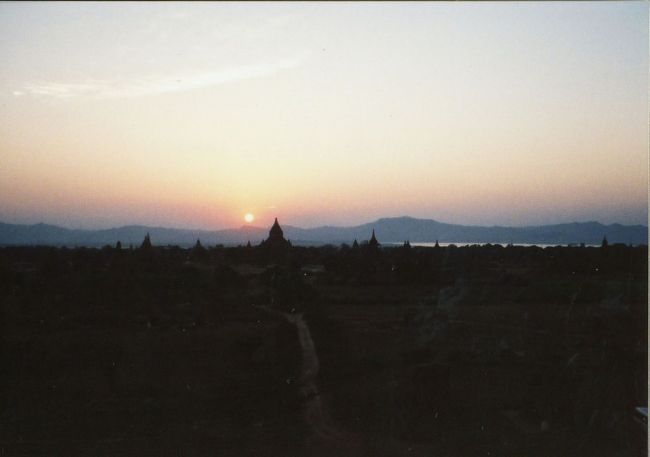 シュエサンドーパゴダから見るパガンの夕日③。