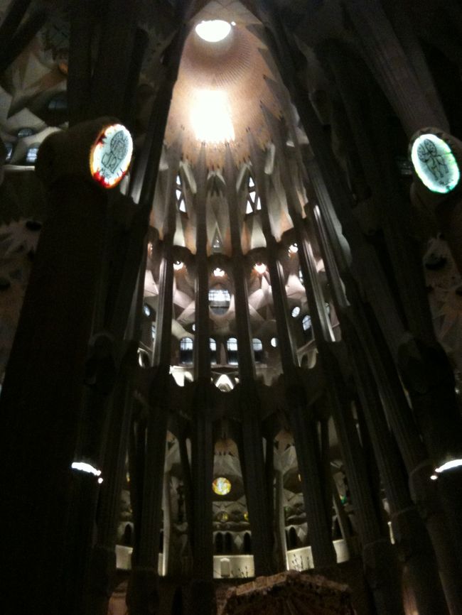 サグラダファミリア<br />雨のせいか中が暗いくて、幻想的。<br />美しいです。<br />感動です。<br />泣きそうでした。<br /><br />
