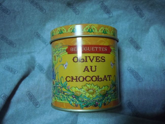 モンマルトルで見つけたお菓子屋さん。<br />ナッツ入りのチョコ。