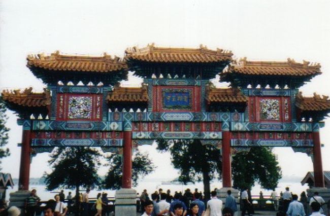 <br />西太后の離宮・頤和園。<br />昆明湖は人造湖と思えない大きさ。<br /><br />故宮博物院、天安門広場、万里の長城、北京の観光地は中国のどでかさを感じさせてくれます･･･というか今回ずっとお腹の調子が悪かった私にその広さがこたえました･･･。トイレはすべて有料ですし･･･。<br />