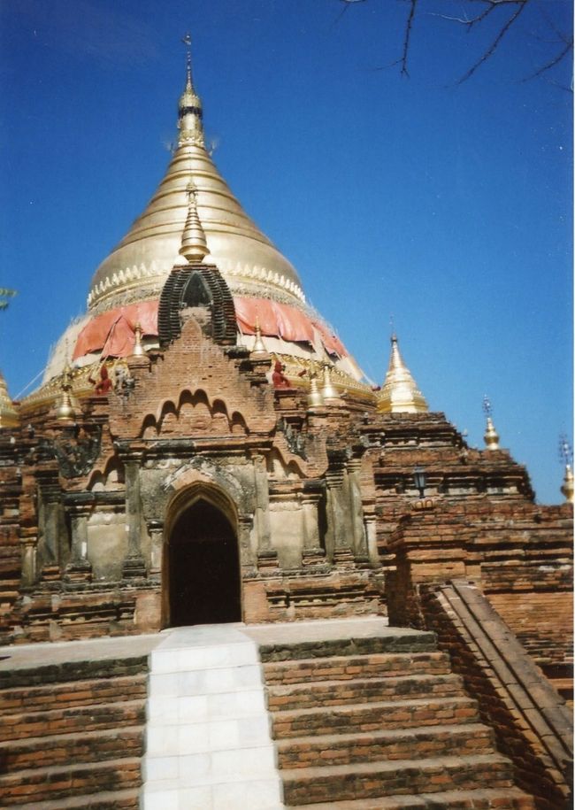 パガン遺跡巡り２日目は、パガン郊外の村集落とエーヤワディー川の川下りを中心に見学してきました。<br /><br />ダマヤッズイカパゴダその１。
