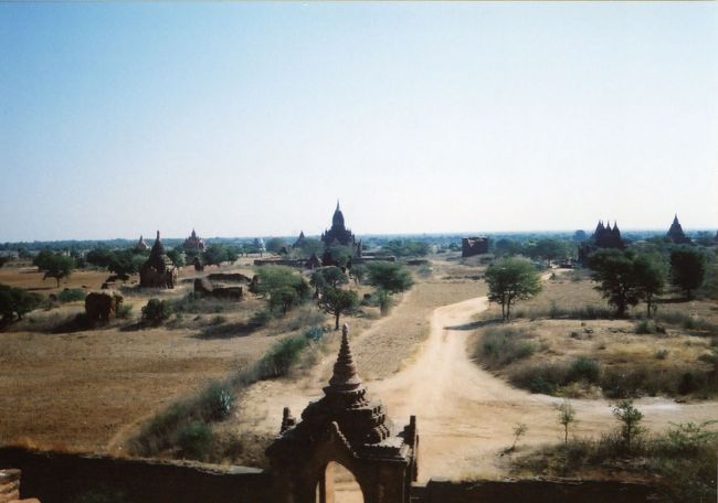 ダマヤッズイカパゴダから眺めるパガンの大地その１。