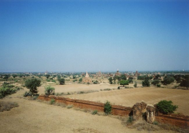 ダマヤッズイカパゴダから眺めるパガンの大地その２。