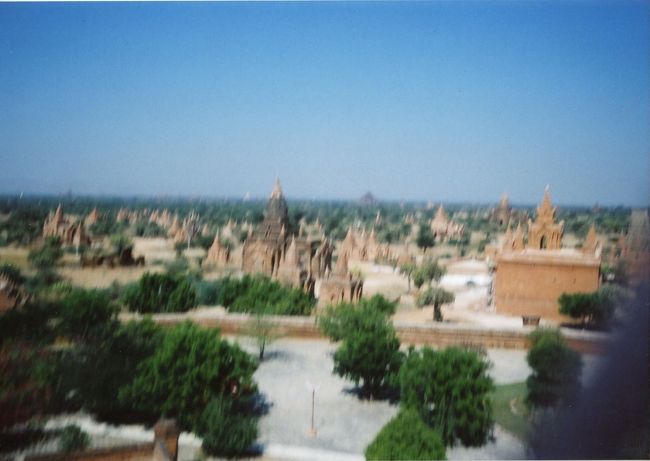 ダマヤッズイカパゴダから眺めるパガンの大地その３。