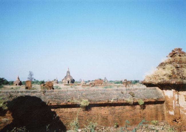 ダマヤッズイカパゴダから眺めるパガンの大地その４。