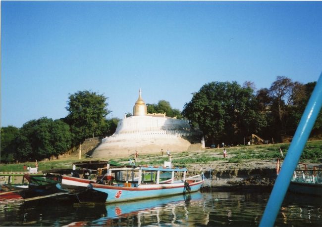 ブーパヤパゴダ近くの船着場から乗船。エーヤワディー川に映る夕日を見るため川下りへ出発！