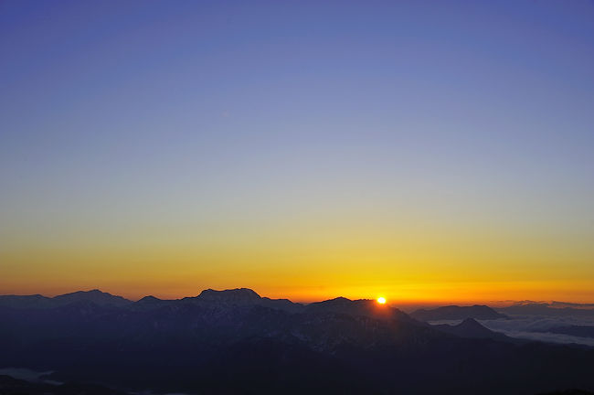 八方池山荘からの朝焼け・・・<br />雲ひとつない素晴らしい天気、テンションあがりまくり！