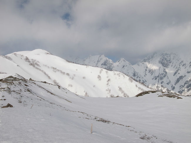八方池は雪の中　<br />日本海側から怪しい雲が沸いてきます<br />天候悪化するかも・・・・