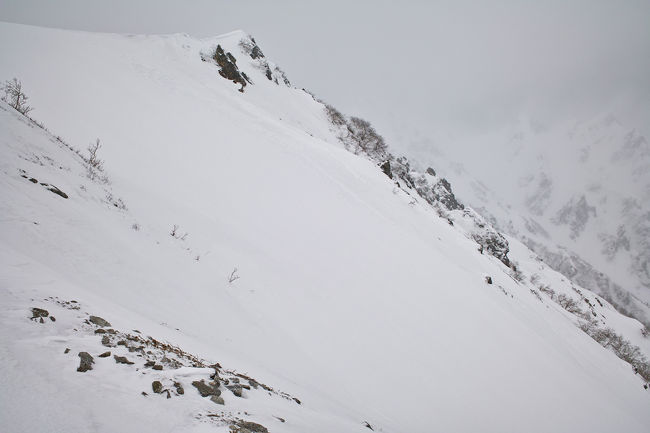 やはり・・・風と雪が吹き付ける。<br />ルートは見えるし、大丈夫！