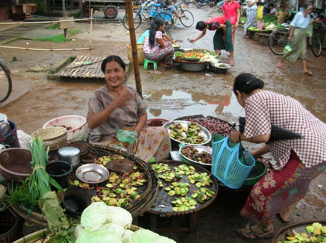 マーケットを歩いてみる。<br /><br />あいにくの雨だが人は多く、活気が溢れてる。