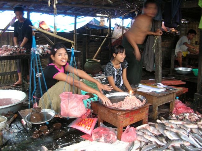 <br /> 魚屋さん。<br /><br />もし、この町に住んでて食材を買いにきたら、おバカな私は魚の鮮度より売り子さんの新鮮さで店を選んでしまうんだろうな。