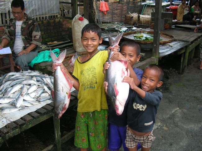 どんなもんだい！<br /><br />魚屋の少年が誇らしげに大きな魚を見せてくれた。