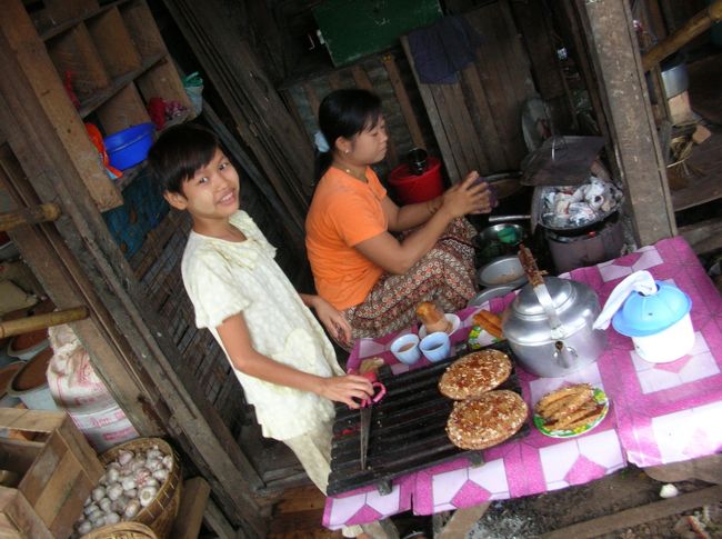 2年前ミャワディでも食べたミャンマーのパンケーキ。<br /><br />http://4travel.jp/traveler/asi/album/10428179/<br /><br />ベインモンというらしい。 <br />手前に小さな椅子があり、注文してここで食べようとすると女の子が手に持ってるハサミで 食べやすく切ってくれてお茶も出してくれた。 