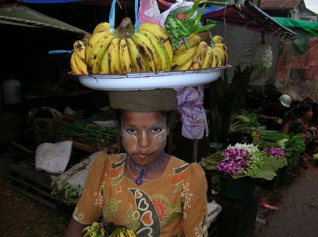 バナナガール<br /><br />頭にのせたバナナを売り歩いてた女の子。<br /><br />突然得体の知れない外国人旅行者（私）にカメラを向けられて、この表情。 