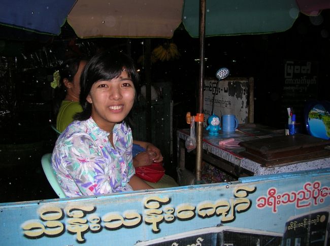 この写真とは関係ないが、インド系と言えば、町で出あったインド系のおじさんは先祖が百年以上前にミャンマーに来たそうだが、いまだにインドの地方の言葉を３つ話せるそうだ。おじさんには年頃の娘さんがいて「娘はヒンドゥー教徒のインド人以外とは結婚させん」と豪語してた。横にいた娘さんにそれに対する意見は、さすがに頑固親父を目の前に聞けなかったが、なんか苦笑いしてたように見えた。<br /><br />ちなみにこの写真は宿の前のバスチケットブースの女の子。この子がインド系かどうかは不明。
