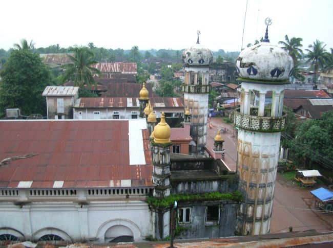 宿泊したエンペラーモーテルの部屋の窓から見えたイスラム寺院。<br /><br />泊まる時、従業員はミャンマーは仏教国だから静かにしてるとか言ってたけど、しっかり朝アザーンが流れてきた。 でも久々に聞くアザーン、異国にいることを実感。 <br /><br />抗議というわけではないけど、従業員にアザーンが流れてきたことを言うと<br />「でも短かっただろう、ミャンマーは仏教国だからな」<br />だってさ。