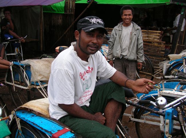 この写真とは関係ありませんが、ガイドのトントンと朝宿の前で出会った。貧乏なのでバイクが買えないという話しをしてたので、 1日200kを費やしてる煙草を止めれば4年後には中国製のバイクが買えると言ってやった。するとそれを聞いてた周りのバイタクの運転手達 は「4年後彼は既に死んでるよ」と言って笑ってた。 トントンも大爆笑してた。でも今度私が訪れるまで元気でいてくれよな！