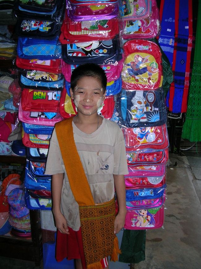 シャンバッグを買った。<br /><br />ウルトラマンの鞄といっしょに売られてた。