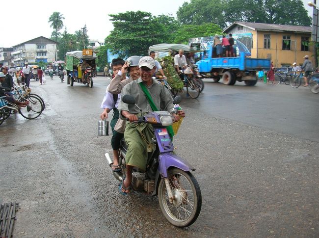 道路にカメラを向けていたら走ってきたバイクと目が合った。 <br /><br />思わずお互い笑顔になった。 