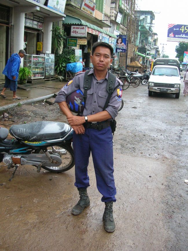 この日、軍の車両がバゴーのメインストリートを通るとかで警官が数名警備にあたってた。 そして軍の車両が通る時、それまで騒々しく走り周ってた車やバイクがいっせいに息をひそめて一瞬町が静寂とまではいかないが 、かなり静かになった。