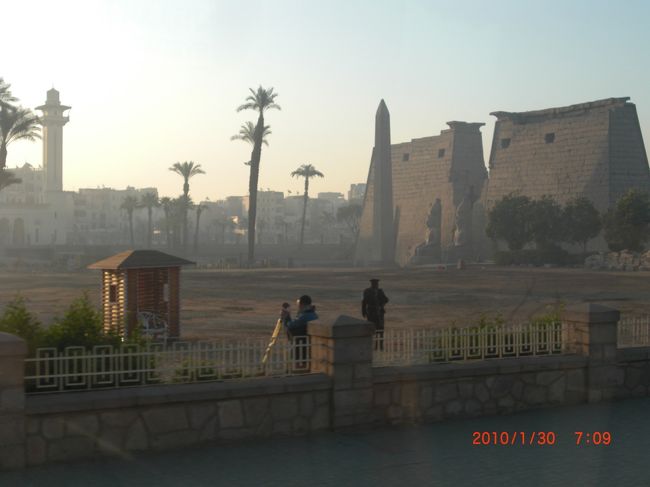 今日も5時30分に、wake up call。 <br />昨日、早く寝たから楽。 <br />6時15分に荷物を回収にくるから、 <br />急いで化粧して、準備。<br />本日も大忙し！<br /><br />7時にホテルを離れ、昨日見たルクソール神殿を見ながら、<br />ルクソールから2時間、115キロバスを走らせアスワンへ。 <br /><br />