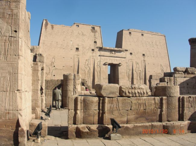9時にホルス神殿に到着。 <br /><br />ホルス神殿の門には、まだ結構綺麗にレリーフが残ってる。 <br /><br />ここに、オベリスク１本立てたら、ルクソール神殿じゃない？<br />なんて思っちゃうほど、エジプト文明お腹いっぱいになってきちゃいましたよ（笑）