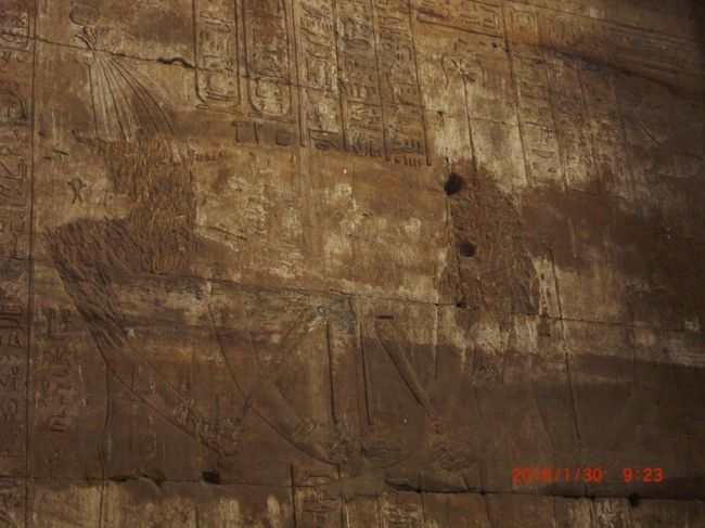 建物に入ると、中には壁いっぱい、柱いっぱいに神々のレリーフと象形文字が描かれているけど、 <br />神々のレリーフのほとんどは削られているんです。<br /><br />古代エジプトが作った後、キリスト教が使ったため、 <br />キリスト以外の神であるレリーフを壊したと言う説があるけど <br />真相は不明。<br /><br />でも、キレイに顔をかたどったように削ってるから<br />なんか微妙だわ。<br />Ａ型かしらね・・・几帳面すぎるわ。