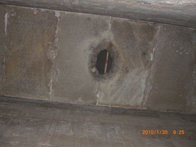 天井に穴。<br /><br />これは、当時電気がなかったので <br />明り取りのための穴だそう。 <br />いたるところに、空いてました。 <br />雨は降らないからね<br /><br />それにしても、大胆な開け方。