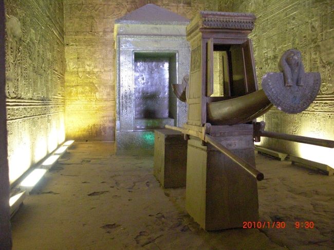 建物の奥に行くと聖船が置いてあります。<br />これは、天国に行くための船。 <br />レバノン杉で作られている。 <br />凄くきれいに残っていました。<br /><br />たまたま、人がいなくなったので<br />１番前で撮ることができました。<br />ラッキー♪