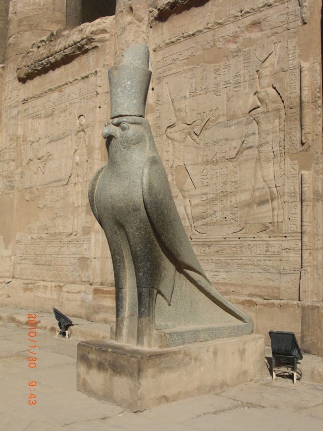 第２の門の前に、ホルス神の像があります。<br />左右に１体づつ。<br /><br />ホルス神殿ですものね。<br /><br />でも・・・・