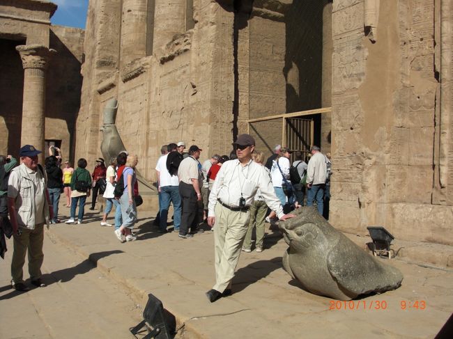 右側のホルス神は <br />壊れてスズメみたいになってる！ <br /><br />しかも、誰も相手にしてあげてないので <br />写真を撮ってあげました（笑） <br /><br />下が無いだけで、スズメだよ・・・