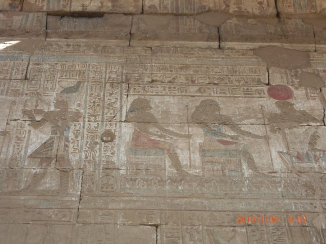 ここはまだ、色が残っているところが多い。 <br /><br />残っている色を見ると <br />きっとこの神殿は、真っ白だったんだな…って思う。 <br />そしたら、すごくきれいなんだろうなぁ<br /><br />全然違う印象になるんだろうな。