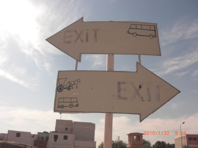 …で？出口はどっちだろう（笑）<br /><br />バスの駐車場に行くまで、お土産屋さんがありますが<br />客引きが酷くて、<br />腕を掴んで、無理やり店に引き入れようとします。<br /><br />そんなことされたら絶対に買わないのに。<br /><br />決して、一人にはならないようにしてください。<br /><br />掴まれた腕を振り切り<br />脇目もふらず、早足で一気に通り抜けました。