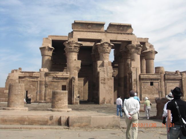 次は、ホルス神殿から約1時間30分バスを走らせ <br />コムオンボ神殿へ 向かいました。<br /><br /><br /><br />