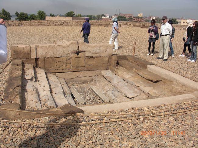 これは、クレオパトラの露天風呂です。 <br />なんですって <br />すごい、丸見えですよね…<br /><br />いいのでしょうか？絶世の美女と呼ばれる人が<br />こんなに丸見えで… <br /><br />