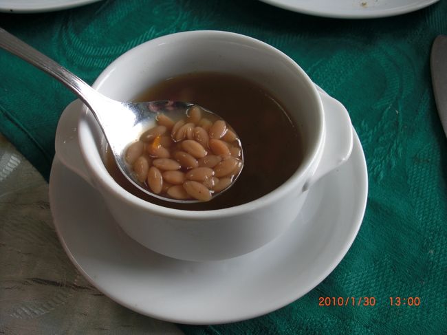 メニューは、まずスープ。豆だと思うでしょ？ <br />パスタなんです。 <br />変な感んじでした。でも、そこそこ美味しかったです。