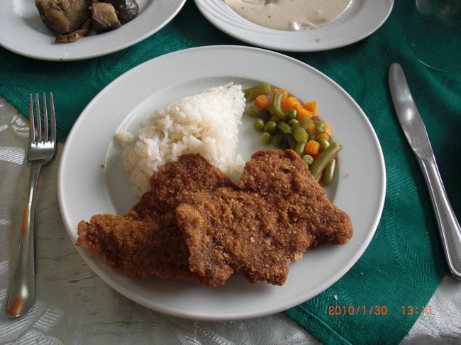 メインは、お肉。<br /><br />結構、固め…、いや、かなり固めでした。<br />お肉好きですが、食べきれませんでした。<br />なんだか、臭いし。。。<br /><br />残念。