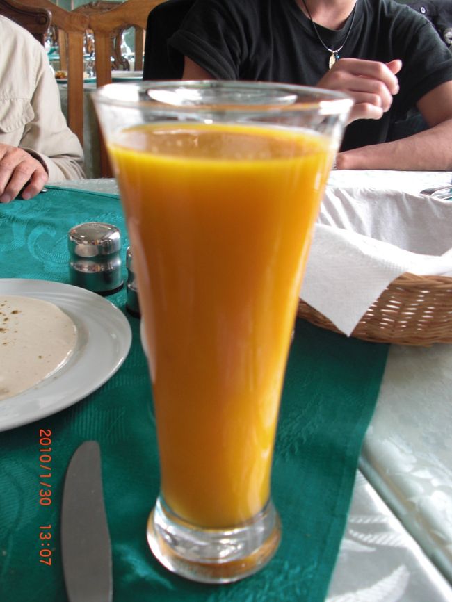 この、マンゴージュースがめちゃくちゃ美味しいんです!! <br />100％粗絞りフレッシュジュース！ <br />今まで生きてきた中で、１番美味しいマンゴージュース！ <br />それまでは、フィリピンのマンゴージュースがＮＯ１でしたが<br />ぬり替えられました。<br /><br />エジプトは、マンゴージュースが最高です！ <br />エジプト旅行に行ったら、必ず飲んでくださいね。