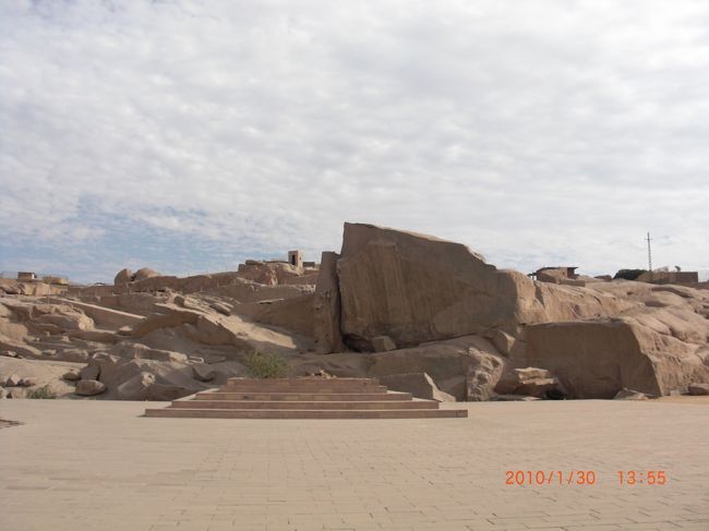 お昼を食べたら、切りかけのオベリスクへ向かいます。<br /><br />オベリスクは、1つの岩から切り出すそうです。<br />すごいですよね。 <br />世界のオベリスクは全部で１７本 <br />そのうちエジプトにあるのは、９本あるそうです。<br /><br />オベリスクは、花崗岩でできているそうで<br />ここには、切り出し途中のものがあります。 <br />