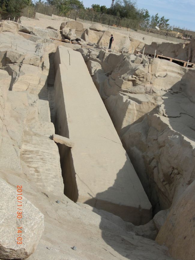 それが、これ。<br />切り出そうと頑張ったのにひびが入っちゃって <br />置き去りにされてるオベリスクです。 <br /><br />当時は、道具なんかないから <br />切り出すのすごい大変だったのに <br />ここまで切り出してひび入れちゃった作業員は、 <br />もう、どうしようもない立場なかっただろうな（笑） <br /><br />いっぱいドミノを並べたのに、倒しちゃった人みたいな…