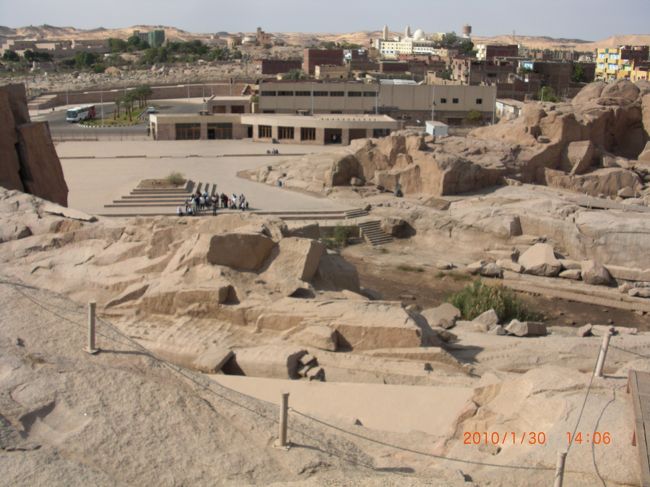 ここは、石切り場なので<br />夏は恐ろしく暑く、靴の底が溶けてしまうそうです。<br /><br />今は冬なので、そこまで暑くありませんでした。<br />快適温度。<br />でも、ガイドさんには暑いらしく<br />ここは、登りませんでした。