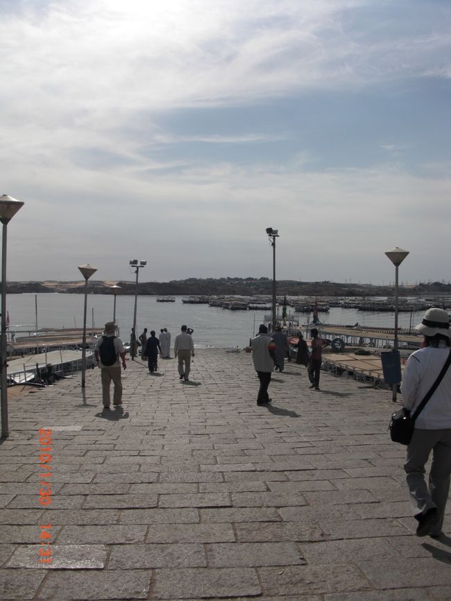 切りかけのオベリスクに寄った後は、<br />本当は明日行く予定だった イシス神殿へ。 <br />今日行ったほうが楽なんだそうです。<br /><br />イシス神殿には、船に乗っていきます。 <br />もともとは、フィエラ島という <br />とっても神聖な島丸ごと神殿でした。 <br />だけど、アスワンハイダム建設で水没してしまうので <br />移築された遺跡のうちの一つです。 <br /><br />