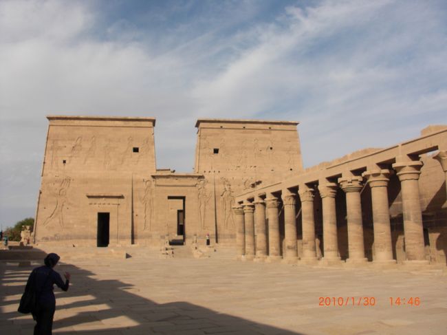 イシス神殿に到着しました〜。<br />そして、またまたこの形。<br /><br />オベリスクを建てれば、ルクソール神殿。<br />右の建物を取ったら、ホルス神殿…<br /><br />なんて。