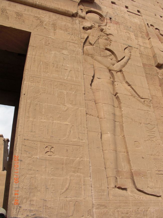 ここも後にキリスト教に使用され <br />古代エジプトの神々の顔は破壊されいて <br />いたるところに、コプト十字が彫られていました。